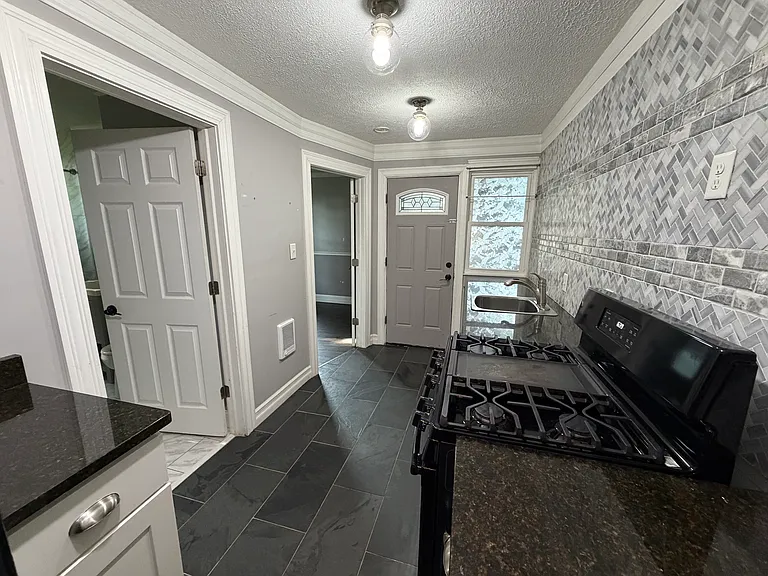 513 W 44th St #1 — Photo 9