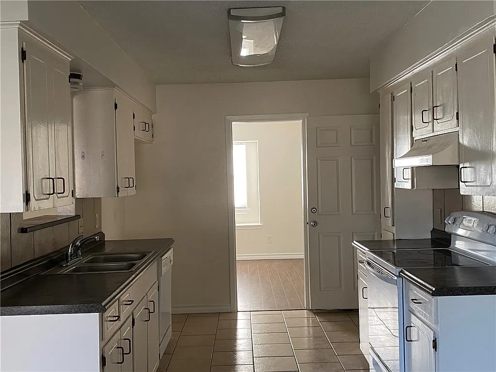 3 bed, 2.0 bath, 1599 sqft, $1,975 — Photo 4