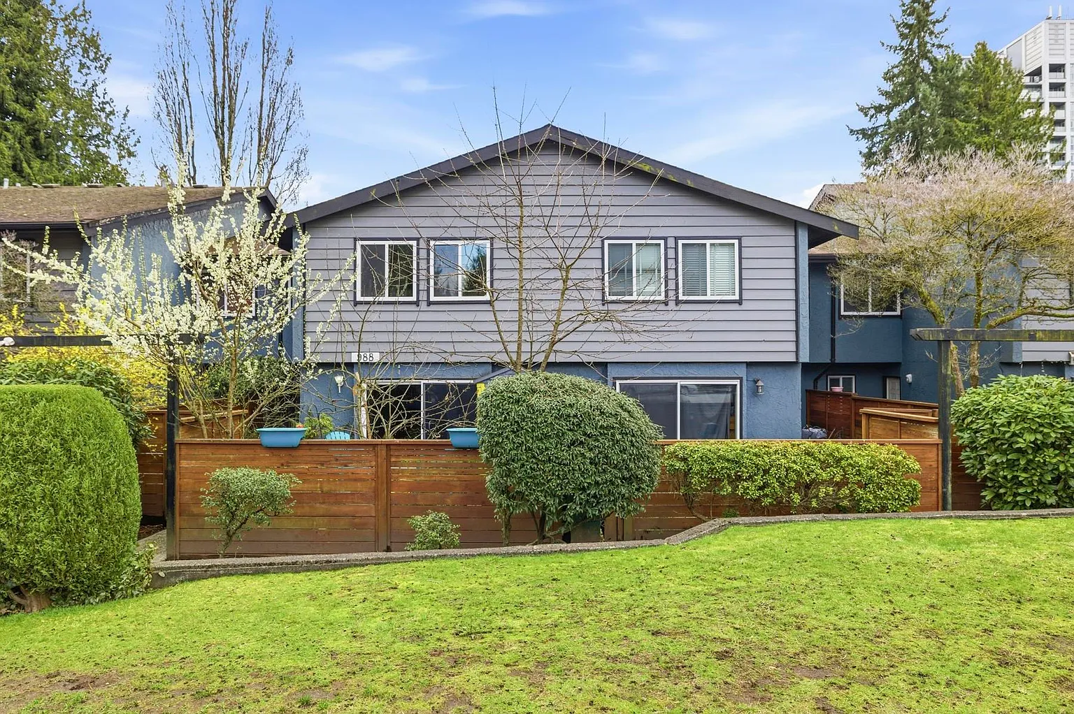 988 Howie Ave photo 1