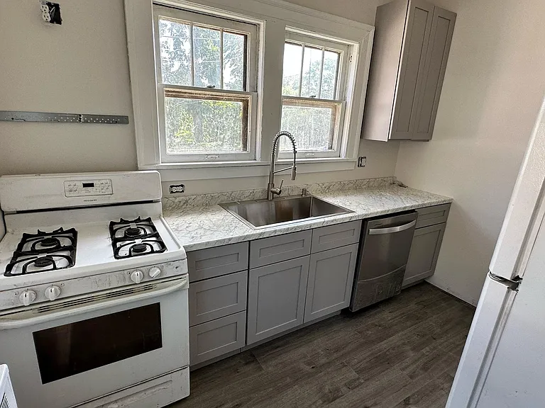 714 E 9th St #1 — Photo 5