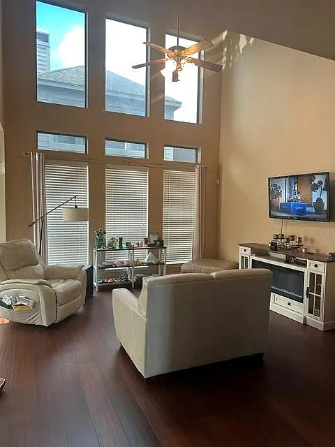 4 bed, 2.5 bath, 2466 sqft, $2,300 — Photo 4