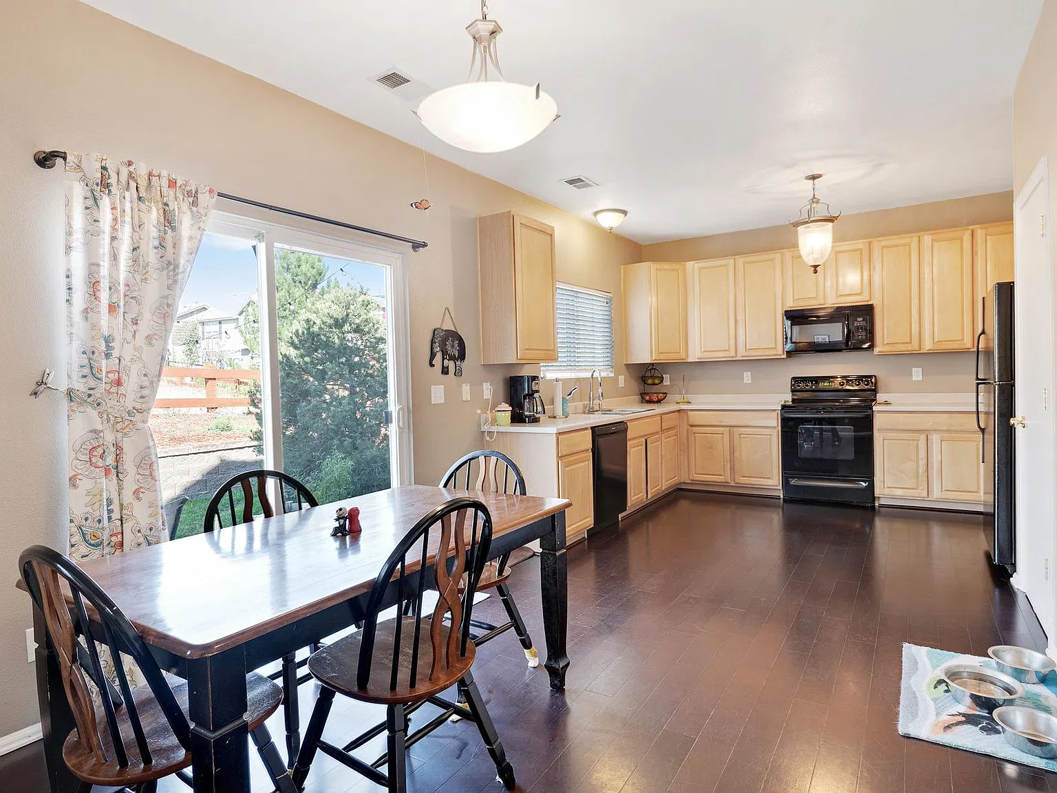 3 bed, 2.5 bath, 1945 sqft, $3,197 — Photo 4