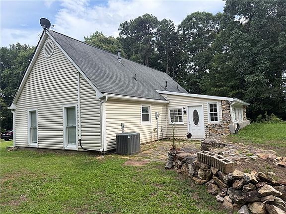2nd image of 1526 Lost Mountain Rd