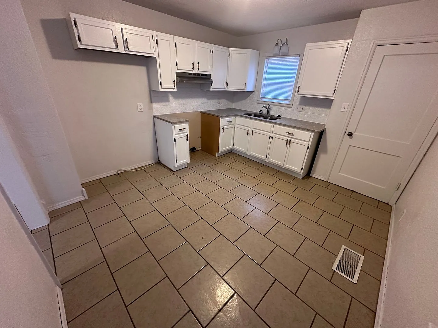 $950 - Accepting Section 8/ Housing Voucher 2 Bedroom / 1 Bathroom - Single Family Home — Photo 2