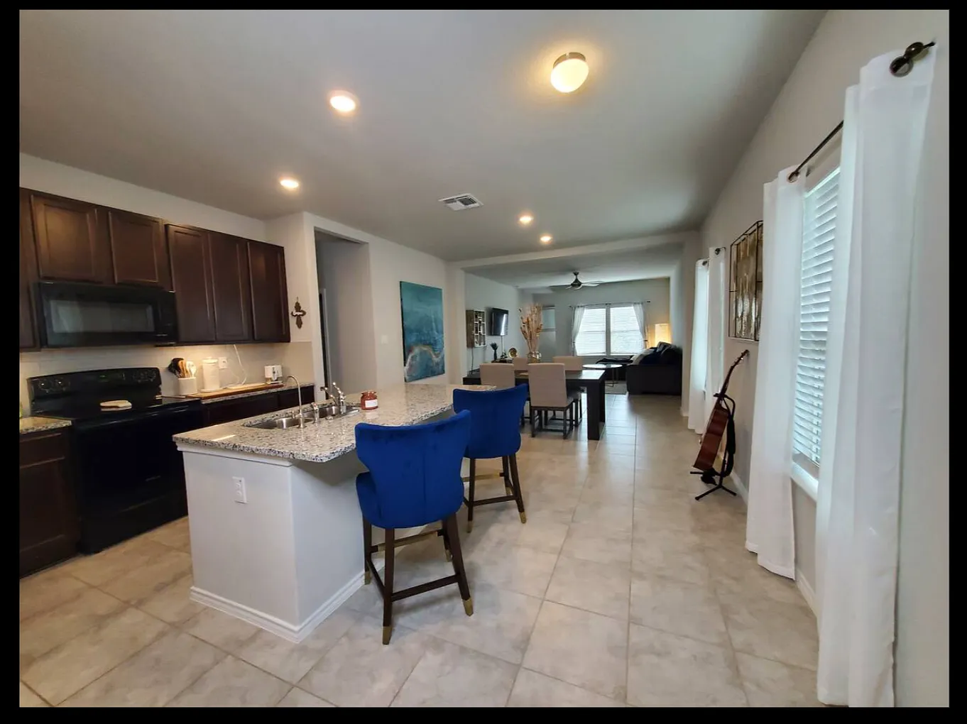 Modern 3-Bed Home with Island Kitchen, Private Patio, and Fenced Yard in Converse — Photo 4