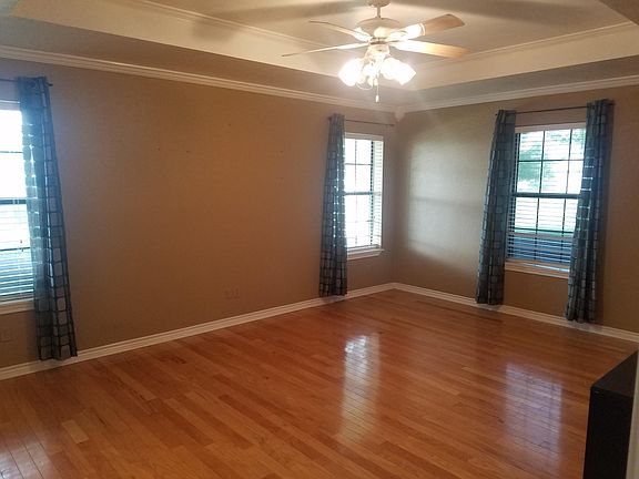 5th image of 401 Rose Garden Dr