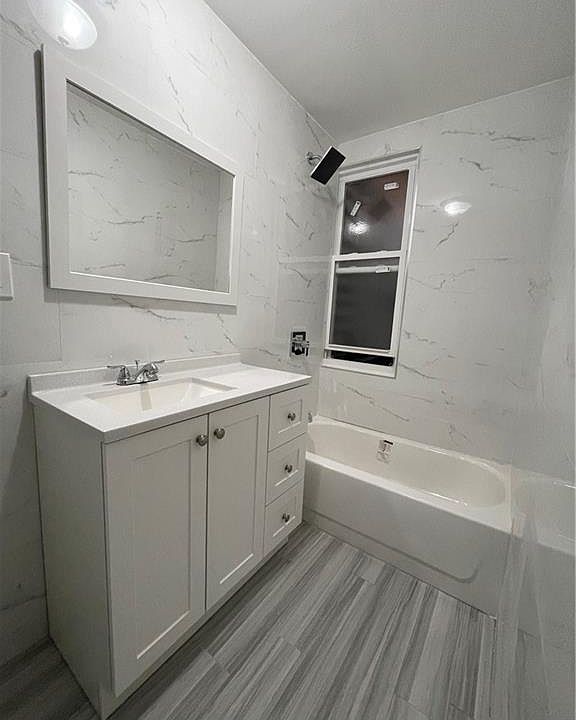 2nd image of 1174 Forest Ave #2A