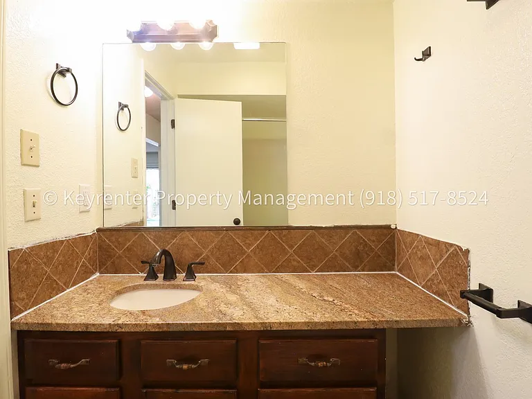 1359 E 60th St Duplex — Photo 8