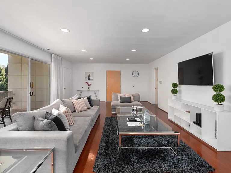 223 S Lasky Dr #B — Photo 2