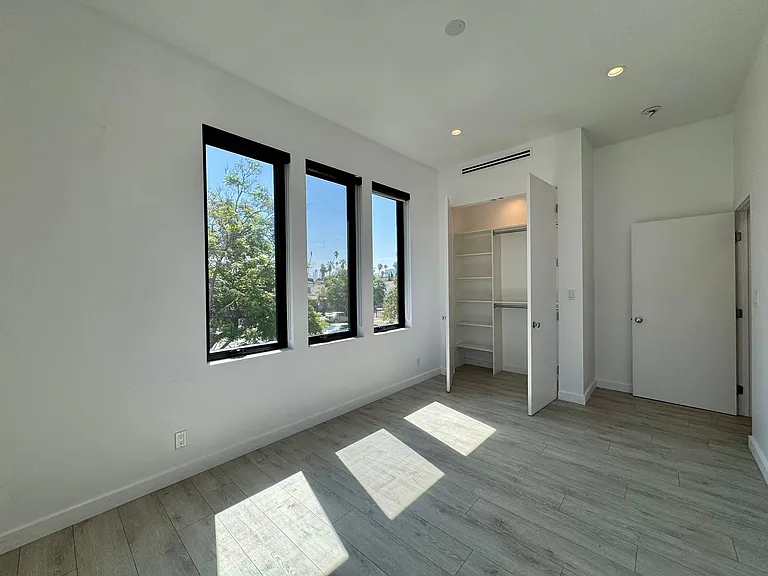 143 N Ardmore Ave — Photo 19