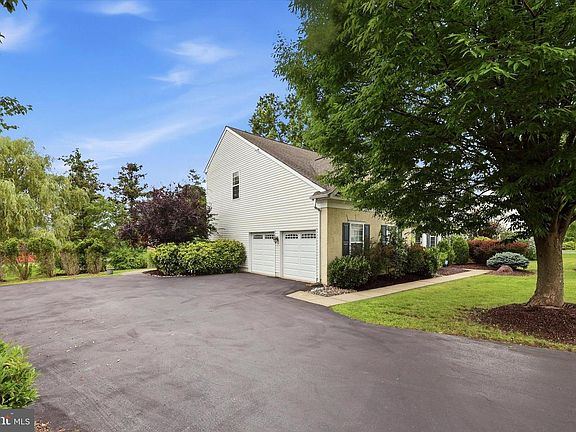 2nd image of 637 Chatsworth Dr