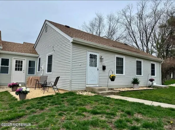 17A Plaza Del Campillo, Freehold, NJ 07728