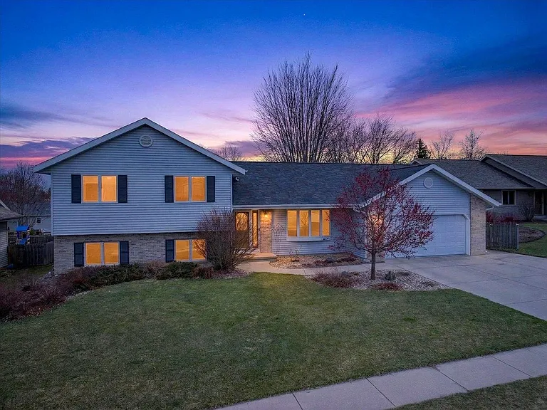 1010 Ganser Dr — Photo 2