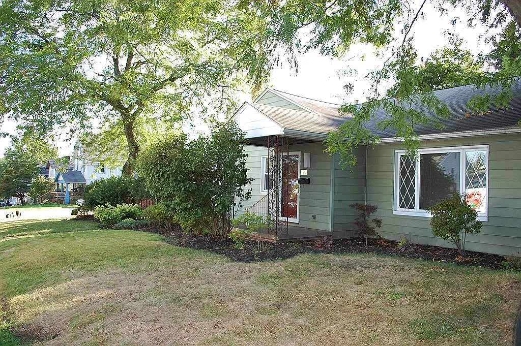580 Parkview Ave photo 1