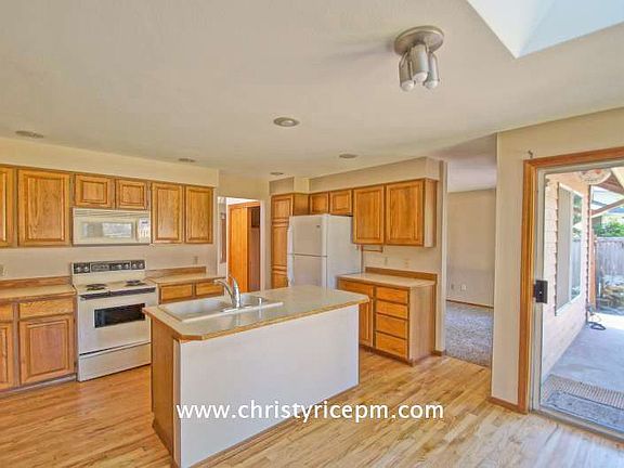 4th image of 906 221st Ave NE