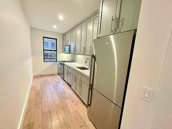 2nd image of 361 E 50th St APT 3B