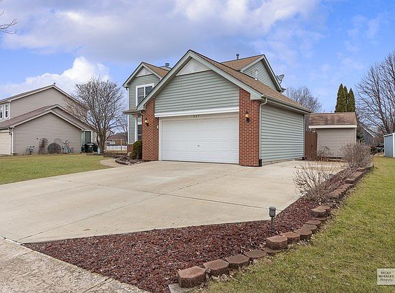 Extra Wide CONCRETE Driveway for Add'l Vehicles