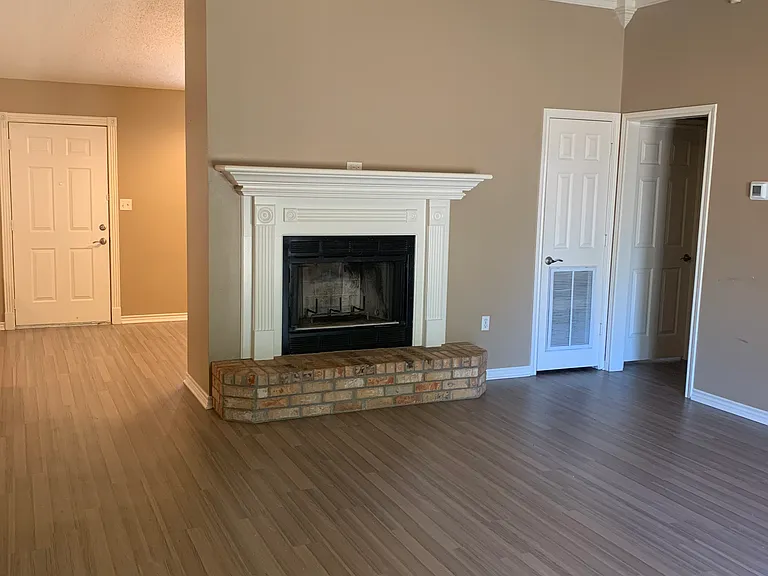 705 Shea St — Photo 9