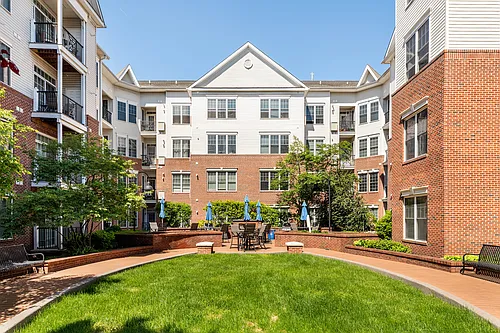 200 W Elm St Photo 1