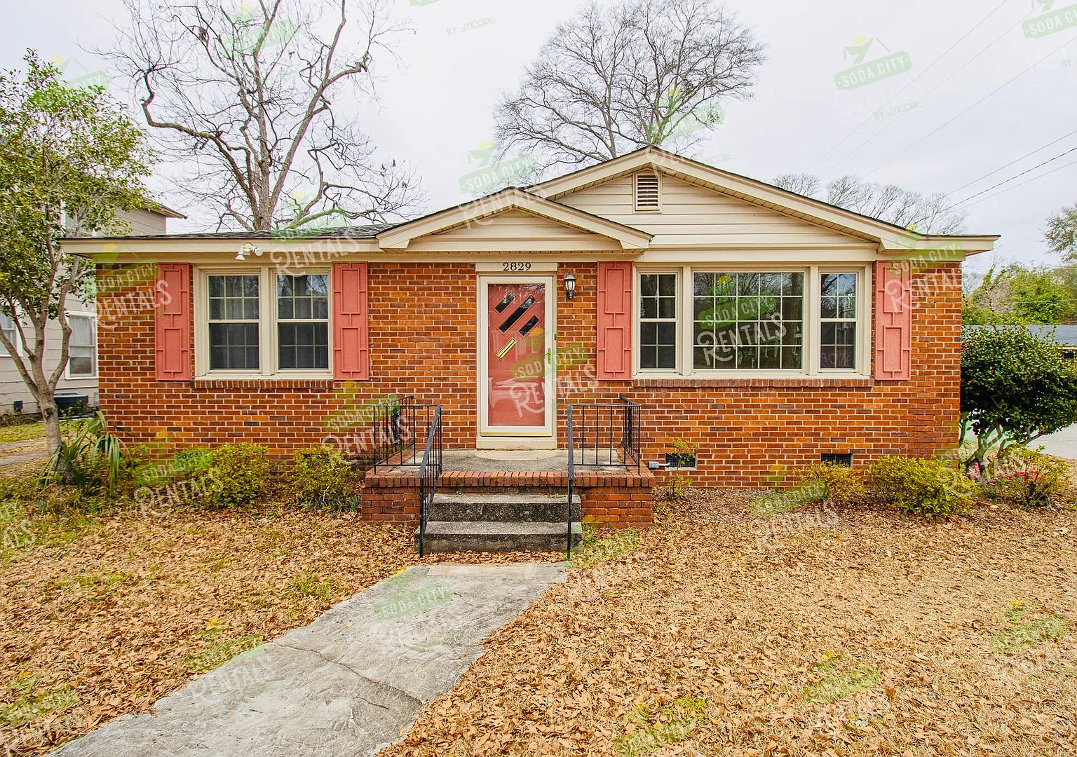 Charming Shandon Corner Lot Home Hardwood Floors, Fenced Yard! — Photo 1