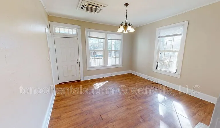 304 Shaw St — Photo 2