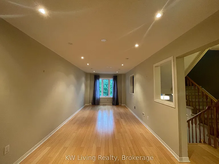 60 Coburg Cres — Photo 5