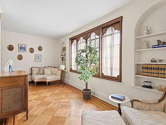 4th image of 2401 Avenue