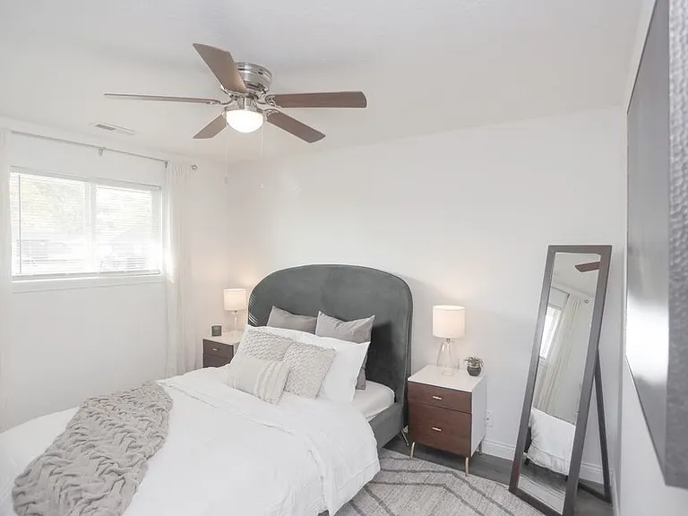 2 Bed 1 Bath Duplex - Bedroom 1