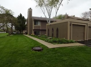 784 Oregon Trl, Roselle, IL 60172