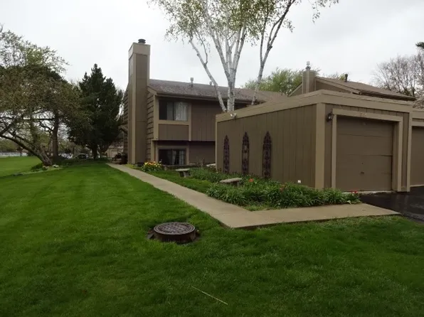 784 Oregon Trl, Roselle, IL 60172