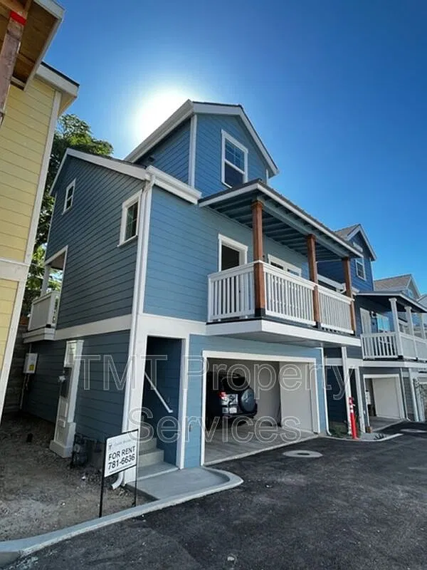 3 bed, 2.0 bath, 940 sqft, $2,700 — Photo 1