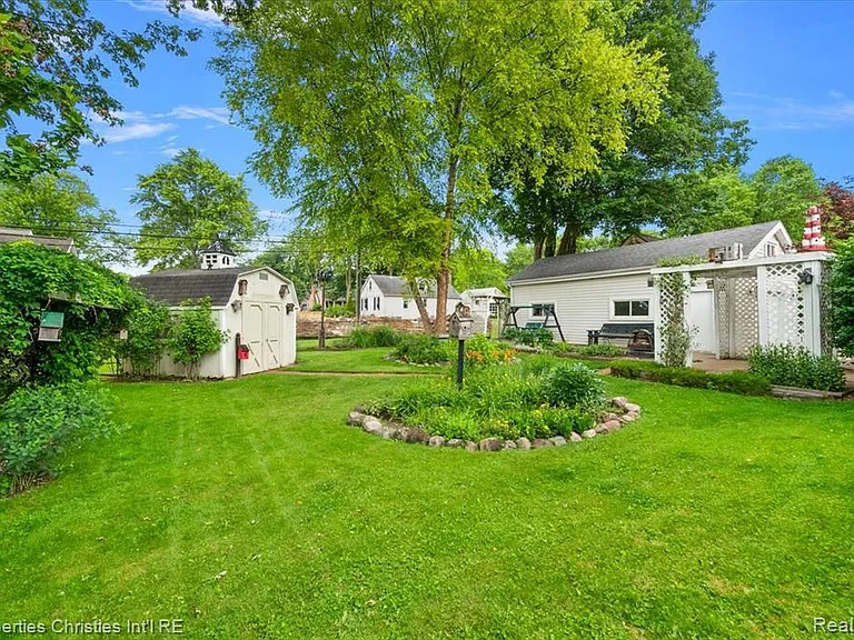 735 Novi St — Photo 2