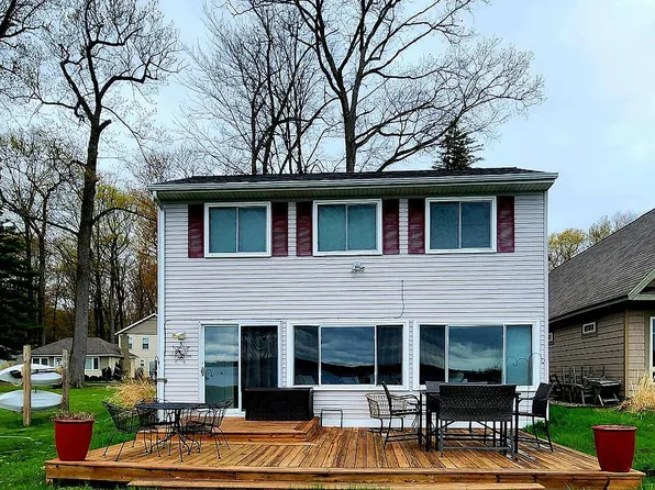 2069 Archwood Dr, Wayland, MI 49348