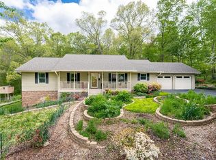16 Country Ln, Candler, NC 28715