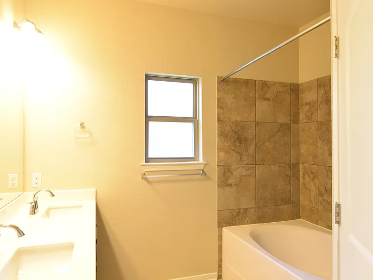 8025 Redbrush — Photo 11