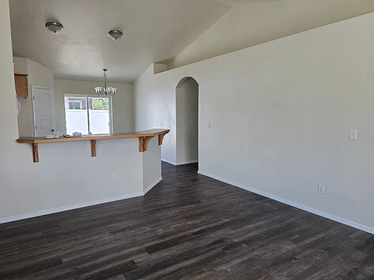 649 Clinton Dr — Photo 4