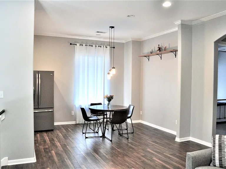 9010 Laverne Park Ln — Photo 4