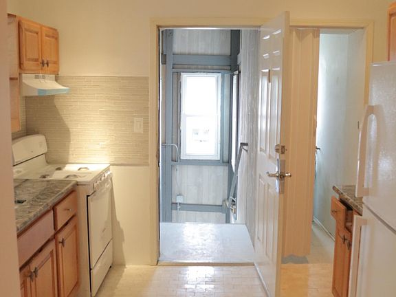 3rd image of 132 S Austin Blvd #1