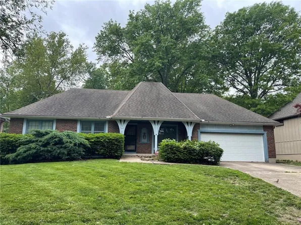 9018 Newton Dr, Overland Park, KS 66212