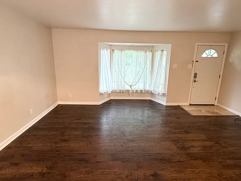 3209 Sharon Ave — Photo 4