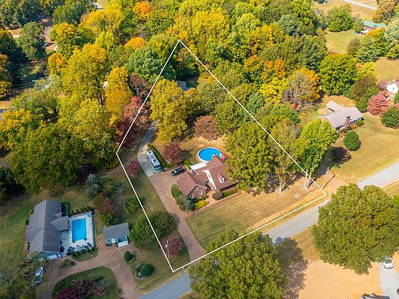 4th image of 196 Hickory Hill Dr