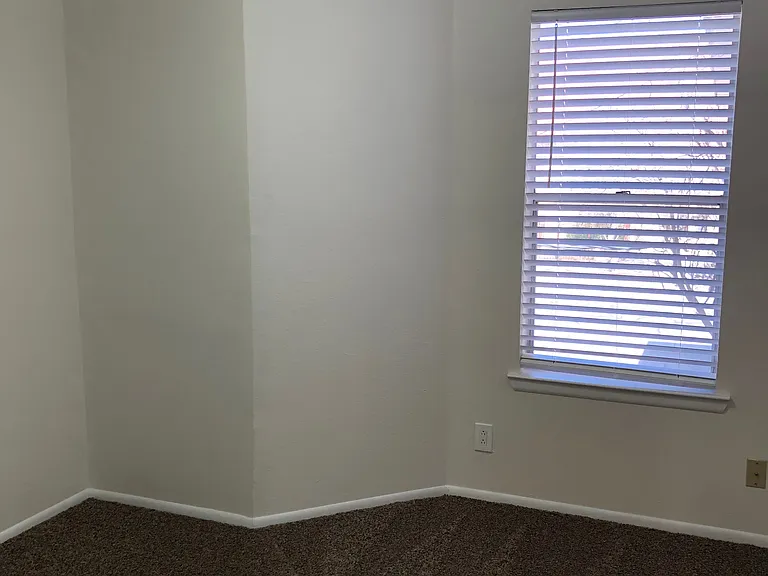 2 Bedroom Town Apartment with Washer / Dryer in Unit & Private Yard — Photo 36
