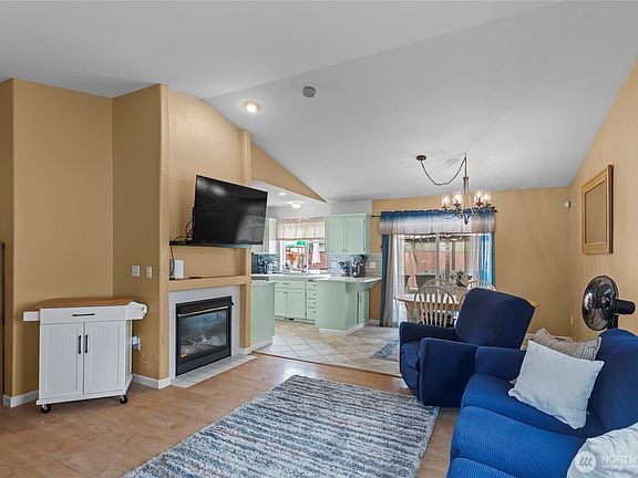 4th image of 1305 185th Street E