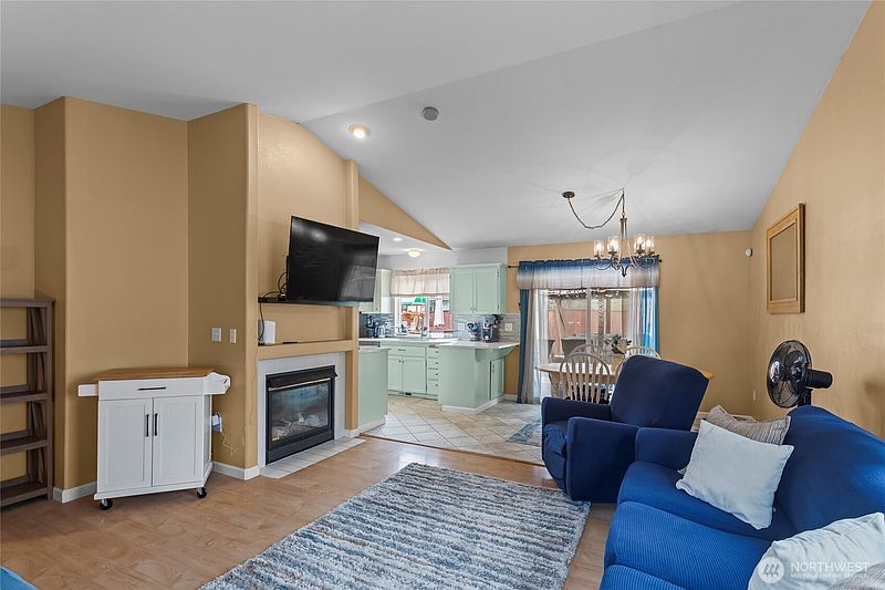 4th image of 1305 185th Street E
