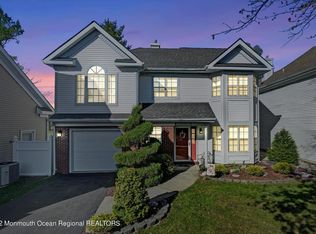 8 Glenn Oaks Ct, Old Bridge, NJ 08857