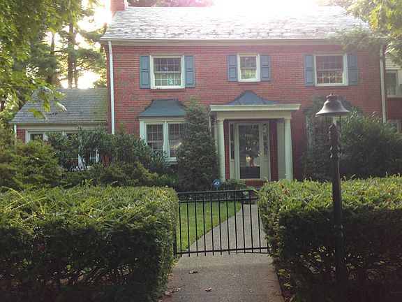 Enrty way with hedge & gate