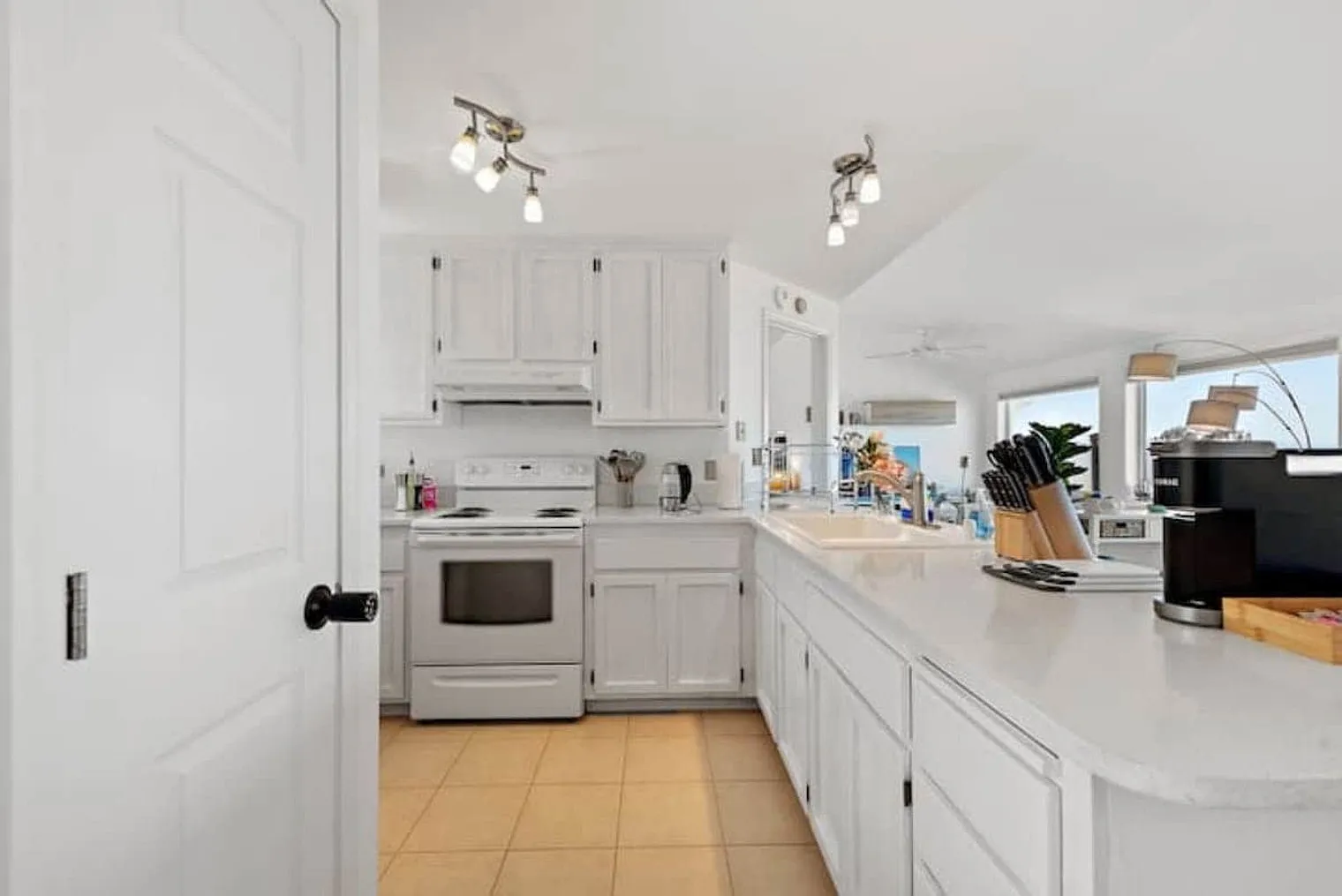 2 bed, 2.0 bath, $6,034 — Photo 3