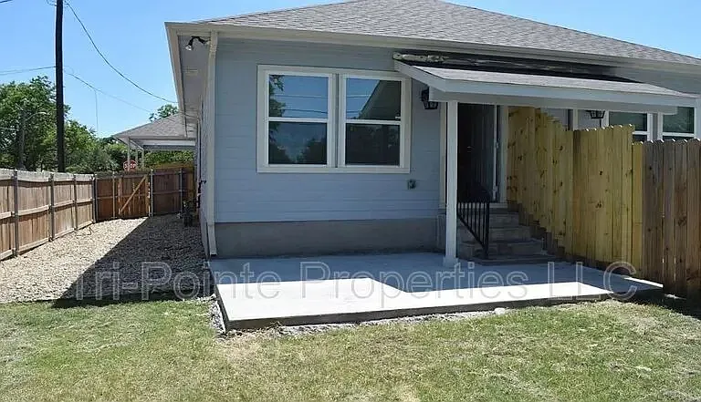 1202 Lowe St — Photo 4