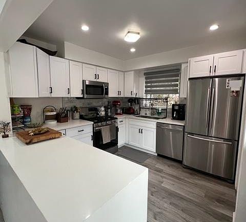 4th image of 5442 Woodman Ave