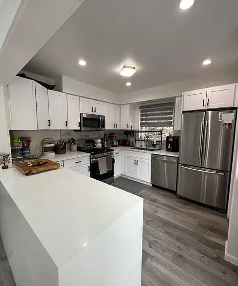 5442 Woodman Ave — Photo 4